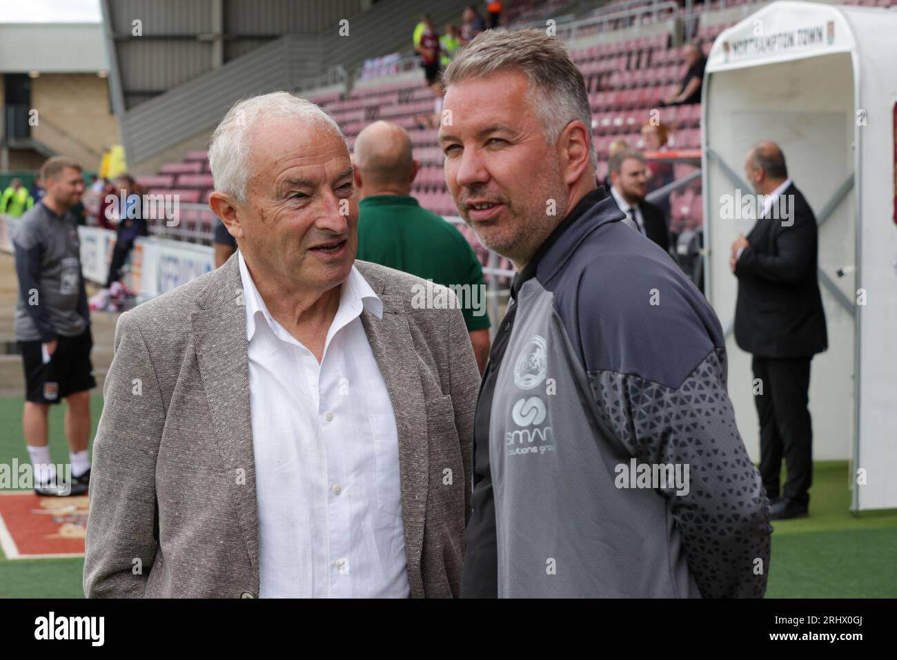 Northampton, Royaume-Uni. 19 août 2023, Darren Ferguson, entraîneur de Peterborough United, avec Jim Rossentile avant le match de Sky Bet League 1 entre Northampton Town et Peterborough au PTS Academy Stadium, Northampton, le samedi 19 août 2023. (Photo : John Cripps | MI News) crédit : MI News & Sport / Alamy Live News Banque D'Images