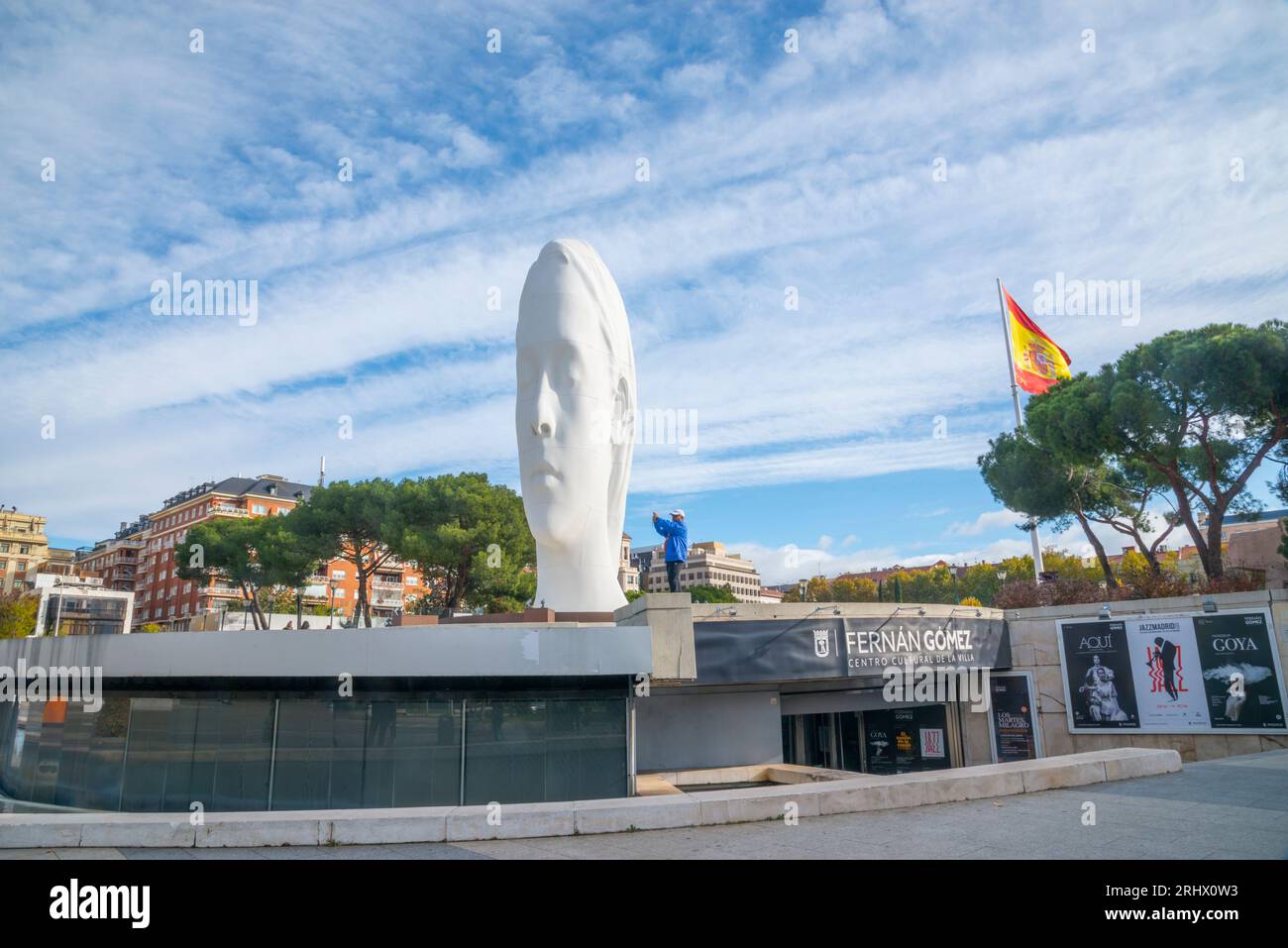 Centro Cultural de la Villa Fernan Gomez et Julia sculpture, par Jaume Plensa. Plaza de Colon, Madrid, Espagne. Banque D'Images