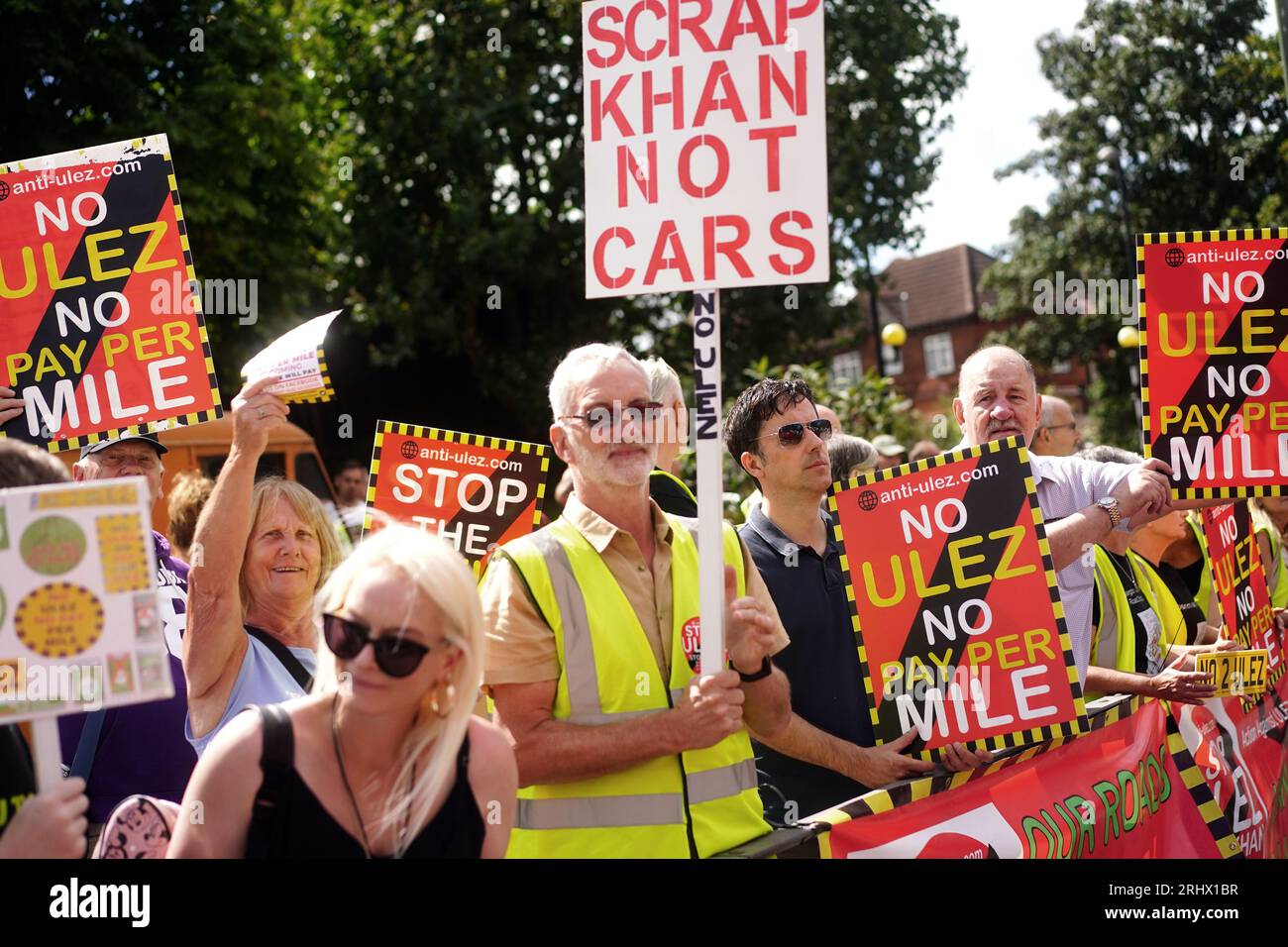 Les gens prennent part à une manifestation contre le projet d'expansion de la zone à ultra-faibles émissions (Ulez) à Orpington, à Londres. Le maire de Londres, Sadiq Khan, étendra la zone d'Ulez pour couvrir l'ensemble de la capitale à partir d'août 29. Cela signifie que beaucoup plus de conducteurs de véhicules qui ne respectent pas les normes minimales d'émissions seront tenus de payer une redevance quotidienne de 12,50 £. Date de la photo : Samedi 19 août 2023. Banque D'Images