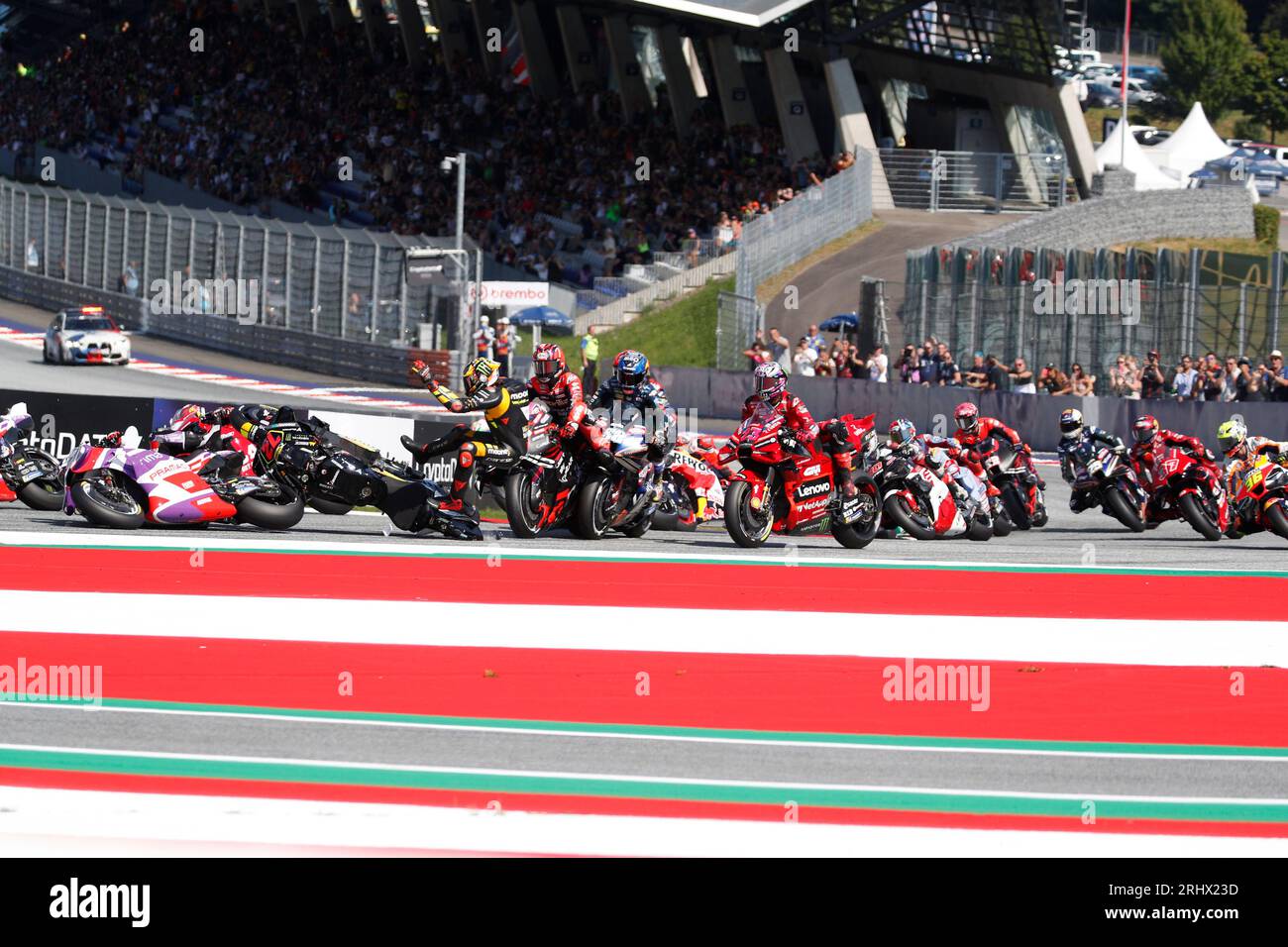 Accident au départ de la course Sprint GP de l'Autriche MotoGP championnat à Spielberg Knittelfeld 2023 Banque D'Images