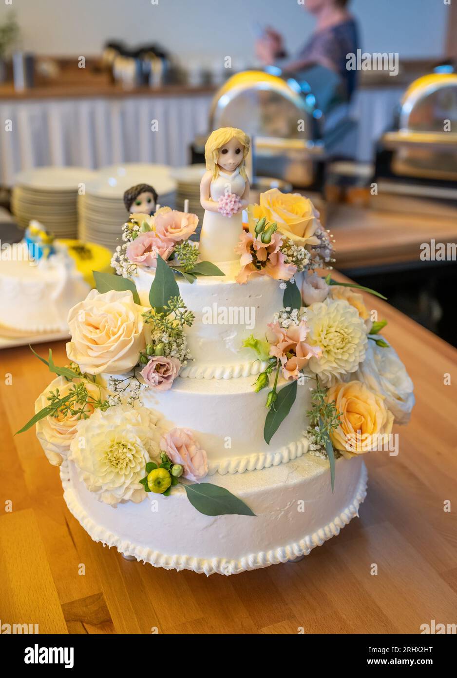 Magnifique gâteau de mariage délicieux dans de nombreux niveaux avec des fleurs sauvages fraîches et des roses. Banque D'Images