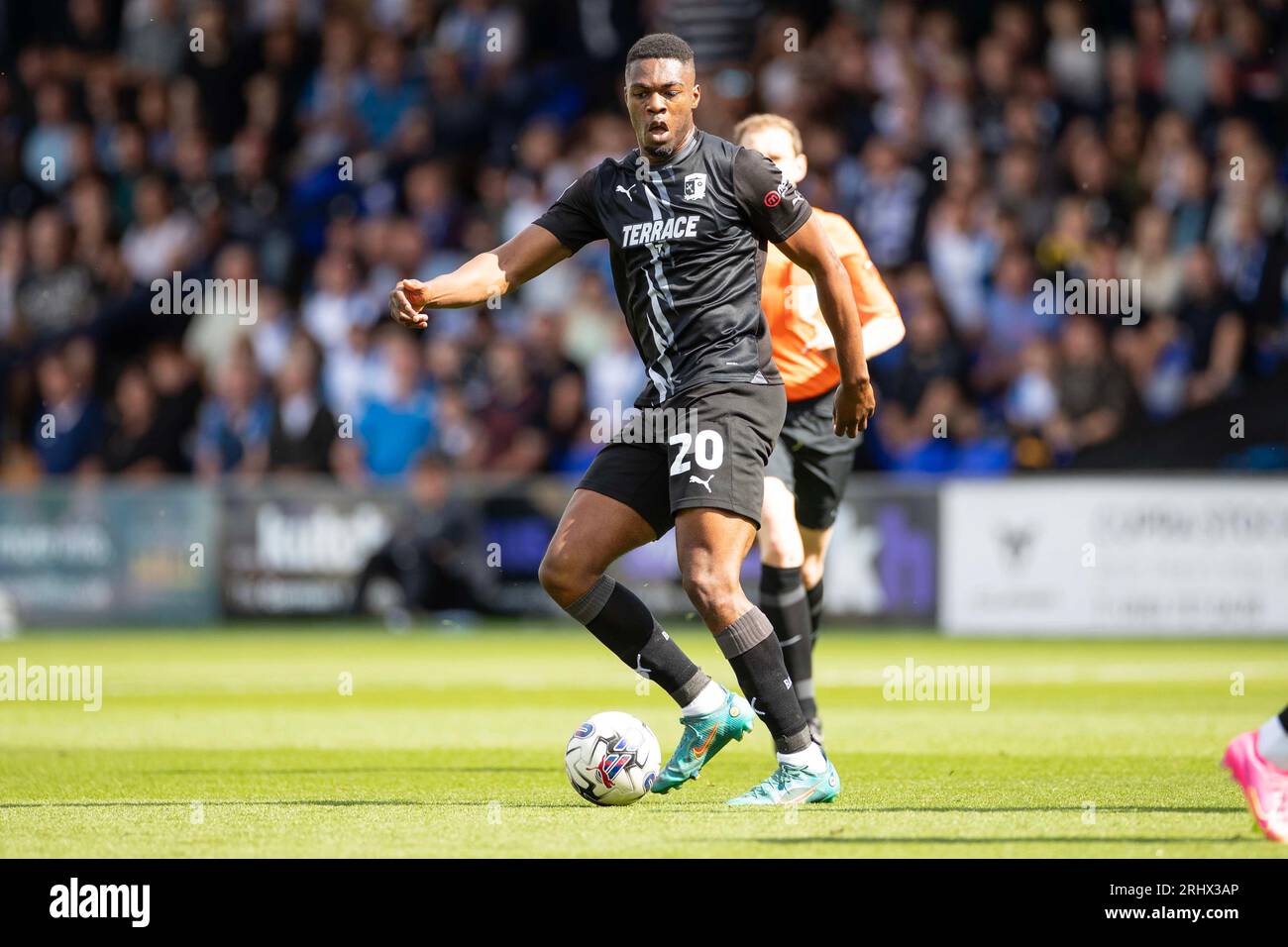 Emile Acquah 20 de Barrow AFC en action lors du match de Sky Bet League 2 entre Stockport County et Barrow au Edgeley Park Stadium, Stockport le samedi 19 août 2023. (Photo : Mike Morese | MI News) crédit : MI News & Sport / Alamy Live News Banque D'Images