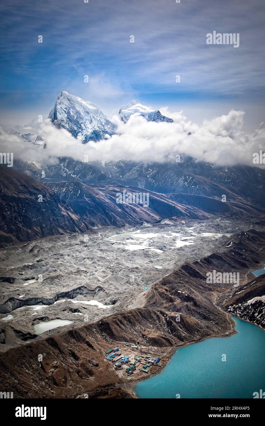 Le village de Gokyo est situé entre le glacier Ngozumpa et le lac Gokyo à plus de 15 500 pieds avec l'Himalaya enneigé en arrière-plan. Banque D'Images