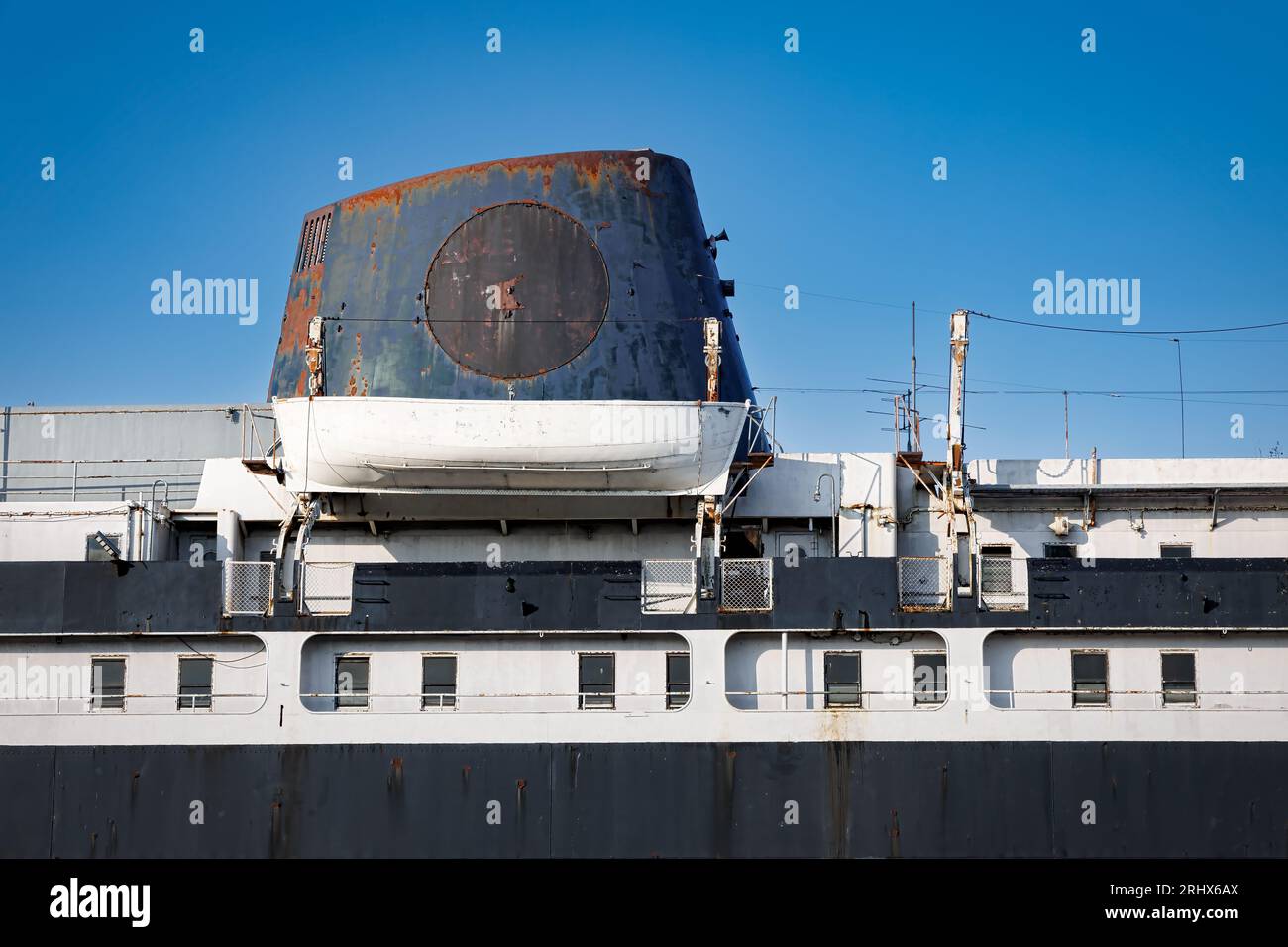 Le côté et la cheminée du SS Spartan, un ferry-car retiré du lac Michigan et maintenant un navire de pièces pour le SS Badger, amarré à Ludington, Michigan. Banque D'Images