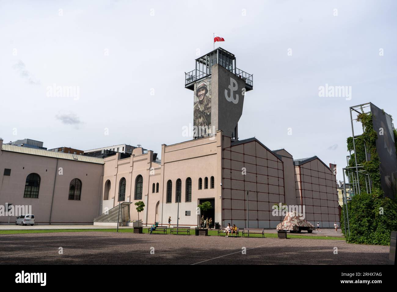 Varsovie, Pologne - 1 août 2023. Drapeau sur le bâtiment du Musée du soulèvement de Varsovie. Vue. Monument historique polonais. Muzeum Powstania Warszawskiego en plein air Banque D'Images