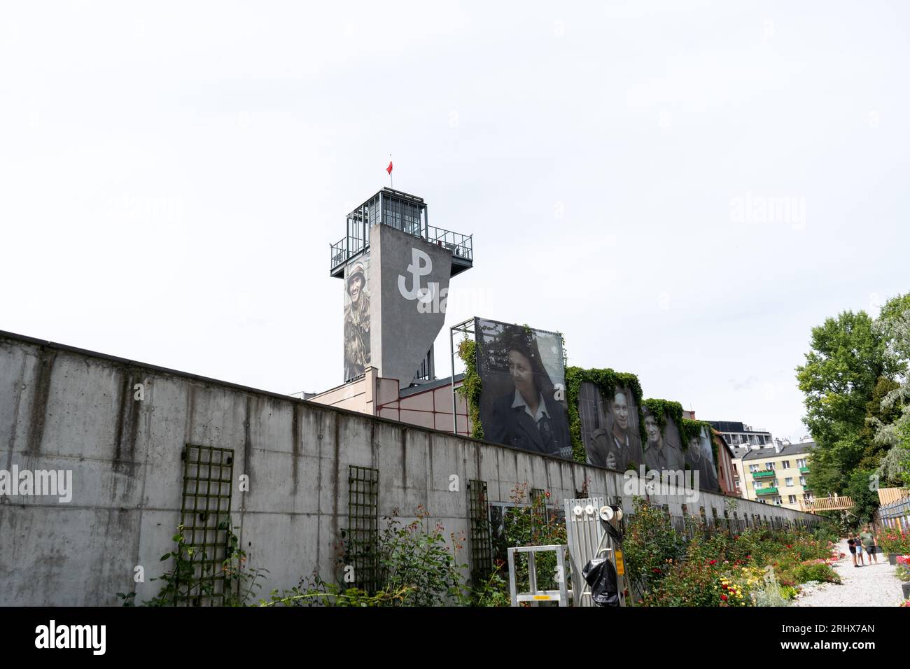 Varsovie, Pologne - 1 août 2023. Drapeau sur le bâtiment du Musée du soulèvement de Varsovie. Vue. Monument historique polonais. Muzeum Powstania Warszawskiego en plein air Banque D'Images