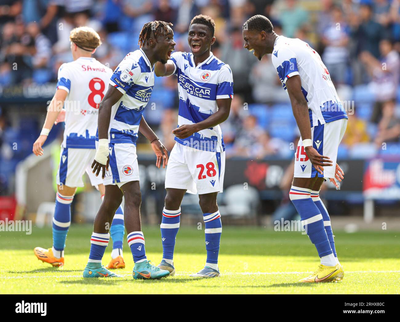 Kelvin Eibhatiomhan de Reading (à droite) célèbre avoir marqué le deuxième but de leur équipe lors du match Sky Bet League One au Select car Leasing Stadium, Reading. Date de la photo : Samedi 19 août 2023. Banque D'Images
