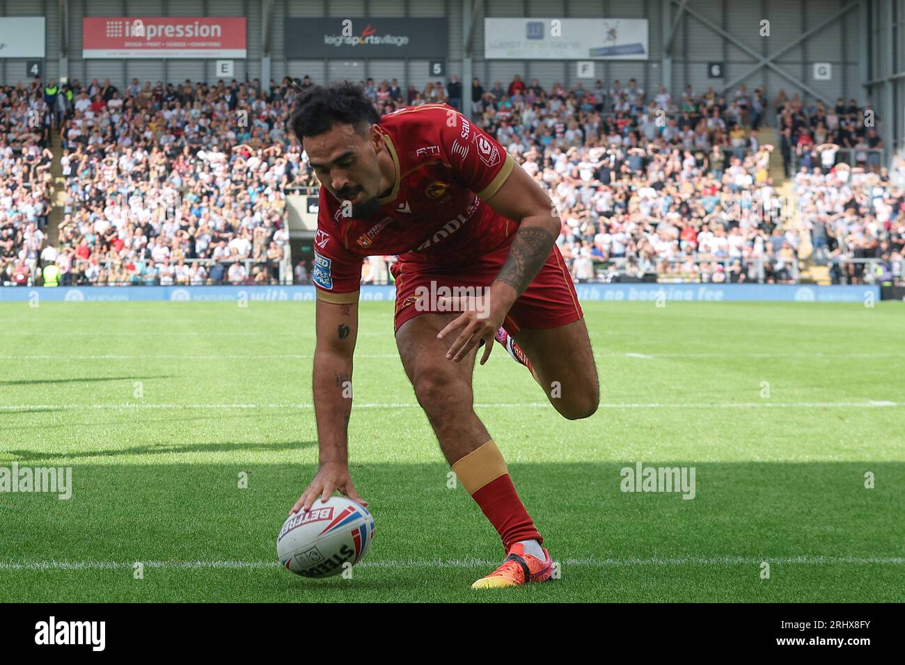 Leigh, Royaume-Uni. 19 août 2023. Leigh Sports Stadium, Leigh Sports Village, sale Way, Leigh, Greater Manchester, 19 août 2023. Betfred Super League Leigh Leopards contre Catalan Dragons Tyrone May of Catalans Dragons marque le test contre Leigh Leopards Credit : Touchlinepics/Alamy Live News Banque D'Images