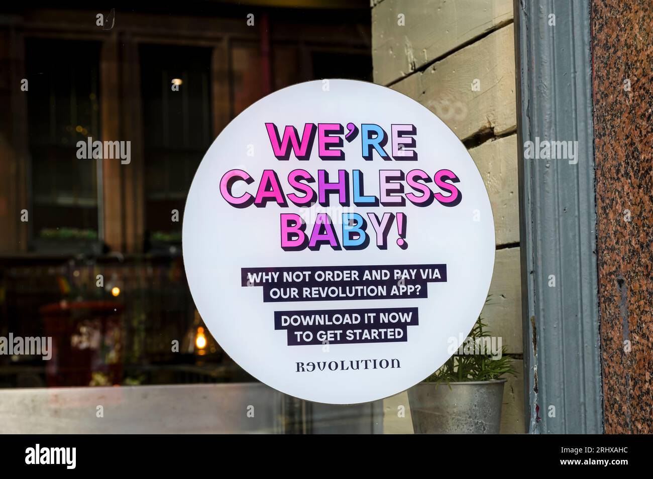 Panneau de paiement Cashless sur la fenêtre du Revolution Bar dans le centre-ville de Glasgow, Écosse, Royaume-Uni, Europe Banque D'Images