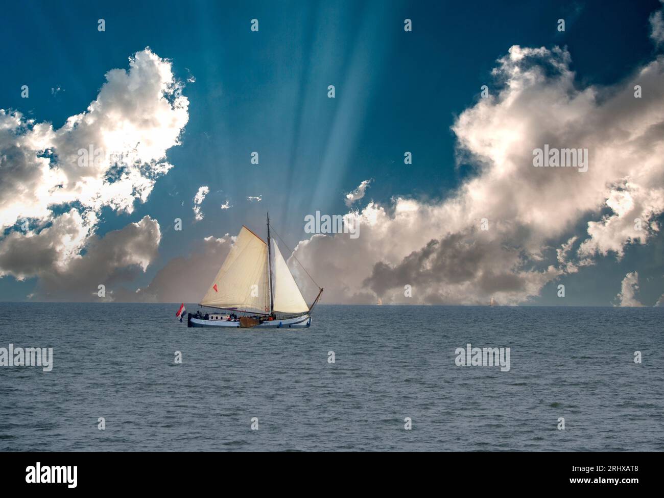 Un ancien voilier Tjalk navigue sur le Markermeer aux pays-Bas Banque D'Images