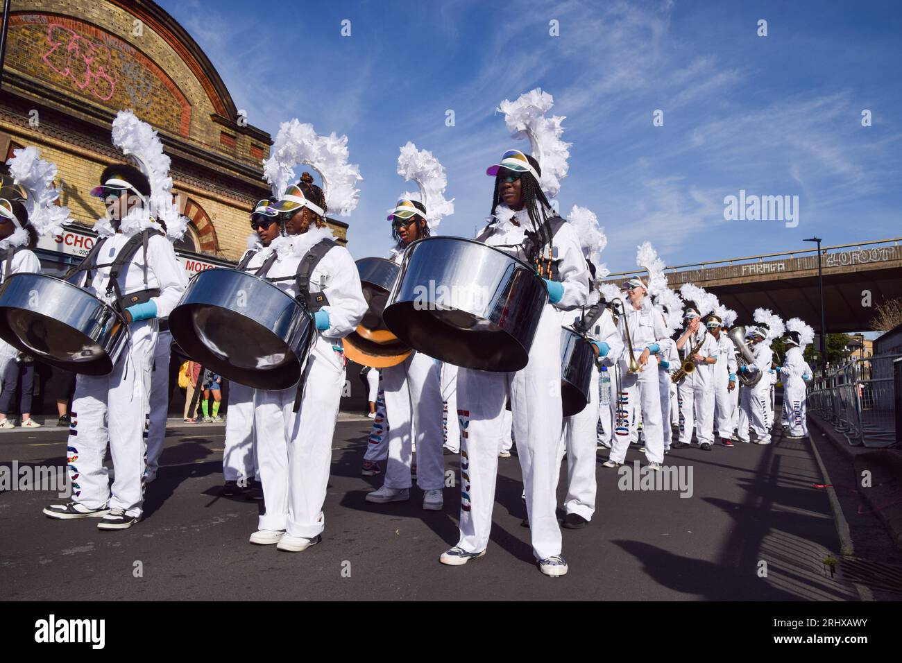 Londres, Royaume-Uni. 28 août 2022. Danseurs et musiciens lancent le défilé de la journée d'ouverture alors que le Carnaval de Notting Hill revient après une absence de deux ans. Banque D'Images