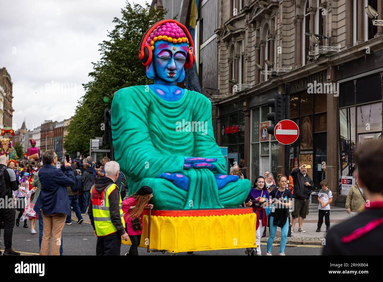 Belfast, Royaume-Uni. 19 août 2023. Le défilé du Carnaval Mela a navigué depuis Writer's Square, Belfast, avec 1000 participants représentant plus de 20 groupes culturels différents dans leurs costumes traditionnels. Le Mela célèbre la diversité culturelle de l'Irlande du Nord. Crédit : Bonzo/Alamy Live News Banque D'Images