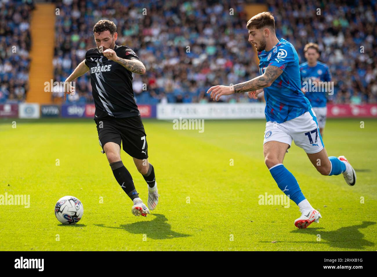 David Worrall #7 de Barrow AFC a affronté Ryan Rydel #17 de Stockport County lors du match de Sky Bet League 2 entre Stockport County et Barrow au Edgeley Park Stadium, Stockport le samedi 19 août 2023. (Photo : Mike Morese | MI News) crédit : MI News & Sport / Alamy Live News Banque D'Images