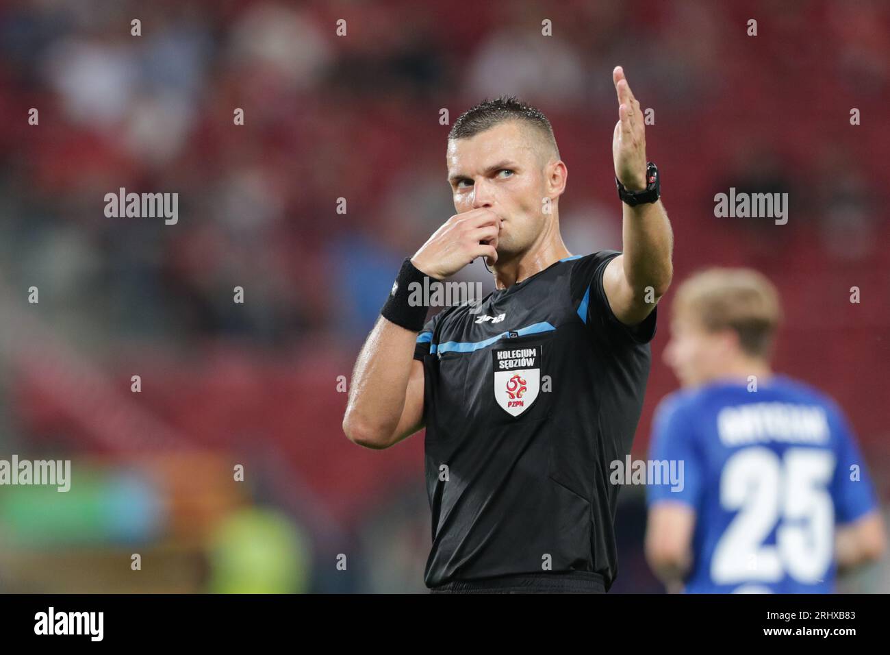 L'arbitre Marcin Szczerbowicz de Pologne vu lors du match de football Fortuna 1 Ligue polonaise 2023/2024 entre Wisla Krakow et Odra Opole au stade municipal de Cracovie. Score final ; Wisla Krakow 1:3 Odra Opole. Banque D'Images