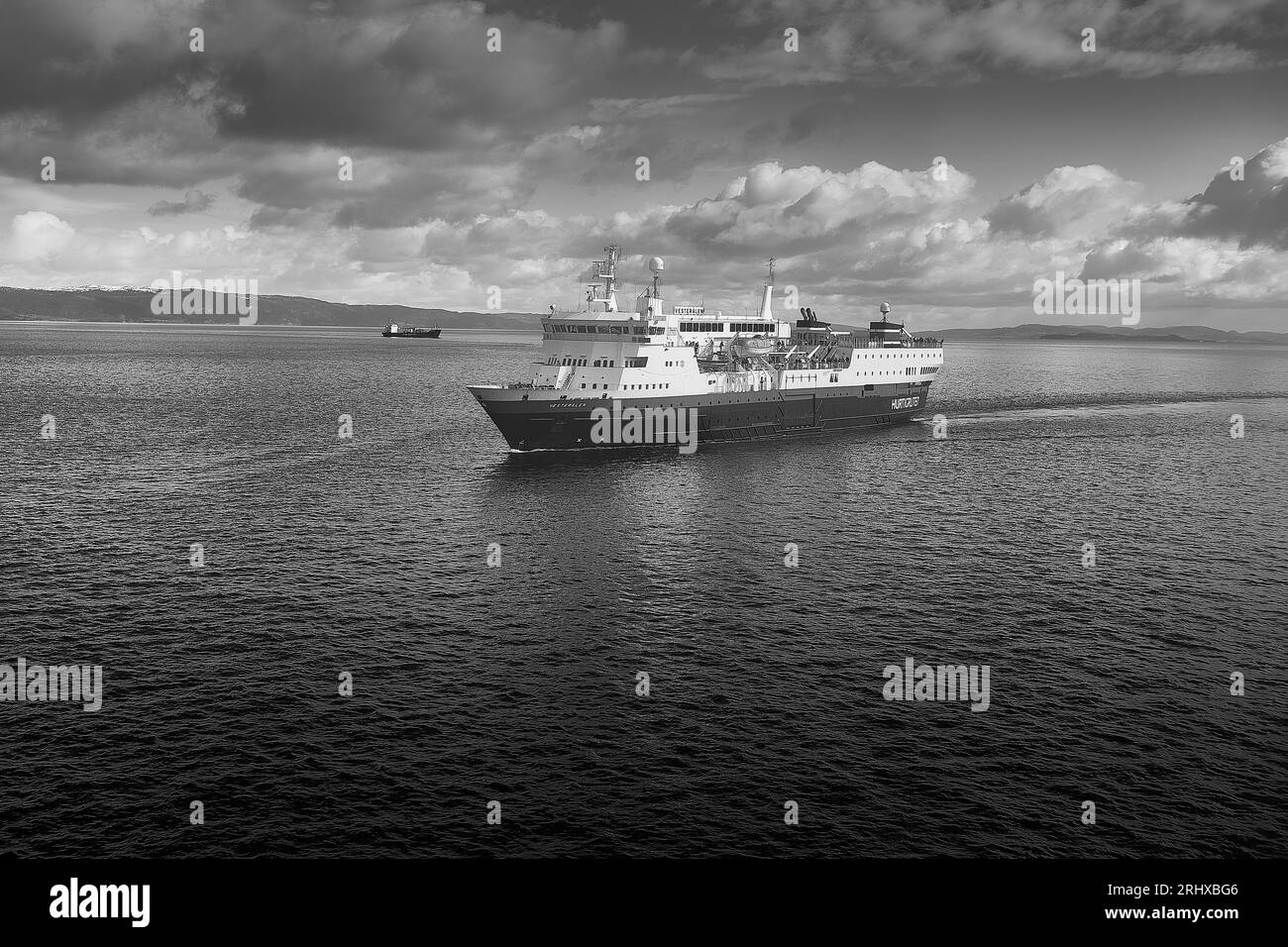 Moody photo noir et blanc du ferry norvégien Hurtigruten, MS VESTERALEN, naviguant vers le sud dans le fjord de Trondheim (Trondheimsfjorden), Norvège. Banque D'Images Moody photo noir et blanc du ferry norvégien Hurtigruten, MS VESTERALEN, naviguant vers le sud dans le fjord de Trondheim (Trondheimsfjorden), Norvège. Banque D'Images