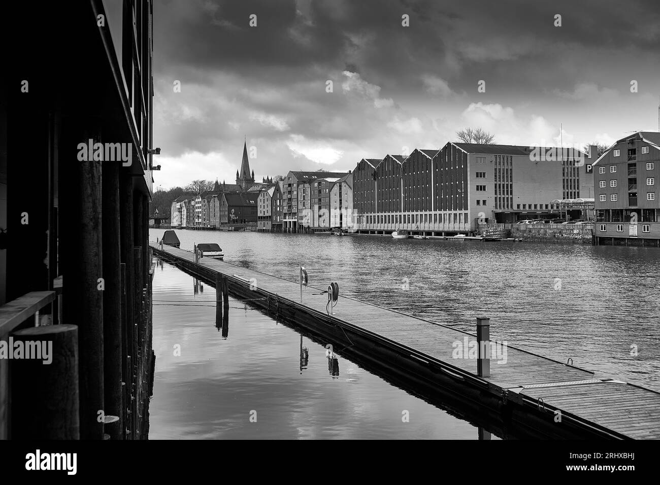 Moody Noir et blanc photo des entrepôts historiques restaurés sur la rivière Nidelva, Trondheim, Norvège. Mai 2023. Banque D'Images