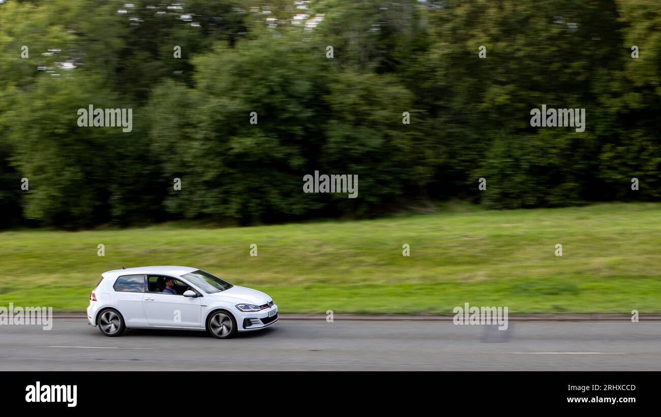 Milton Keynes, Royaume-Uni - 16 août 2023 : 2018 Volkswagen Golf GTI blanche voyageant sur une route anglaise Banque D'Images
