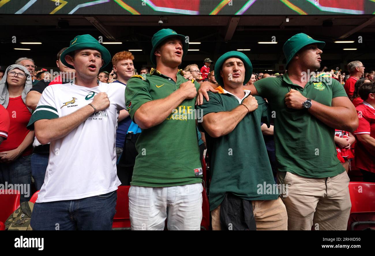 Les fans sud-africains chantent l'hymne national avant le match de la Summer Nations Series au Principality Stadium de Cardiff. Date de la photo : Samedi 19 août 2023. Banque D'Images