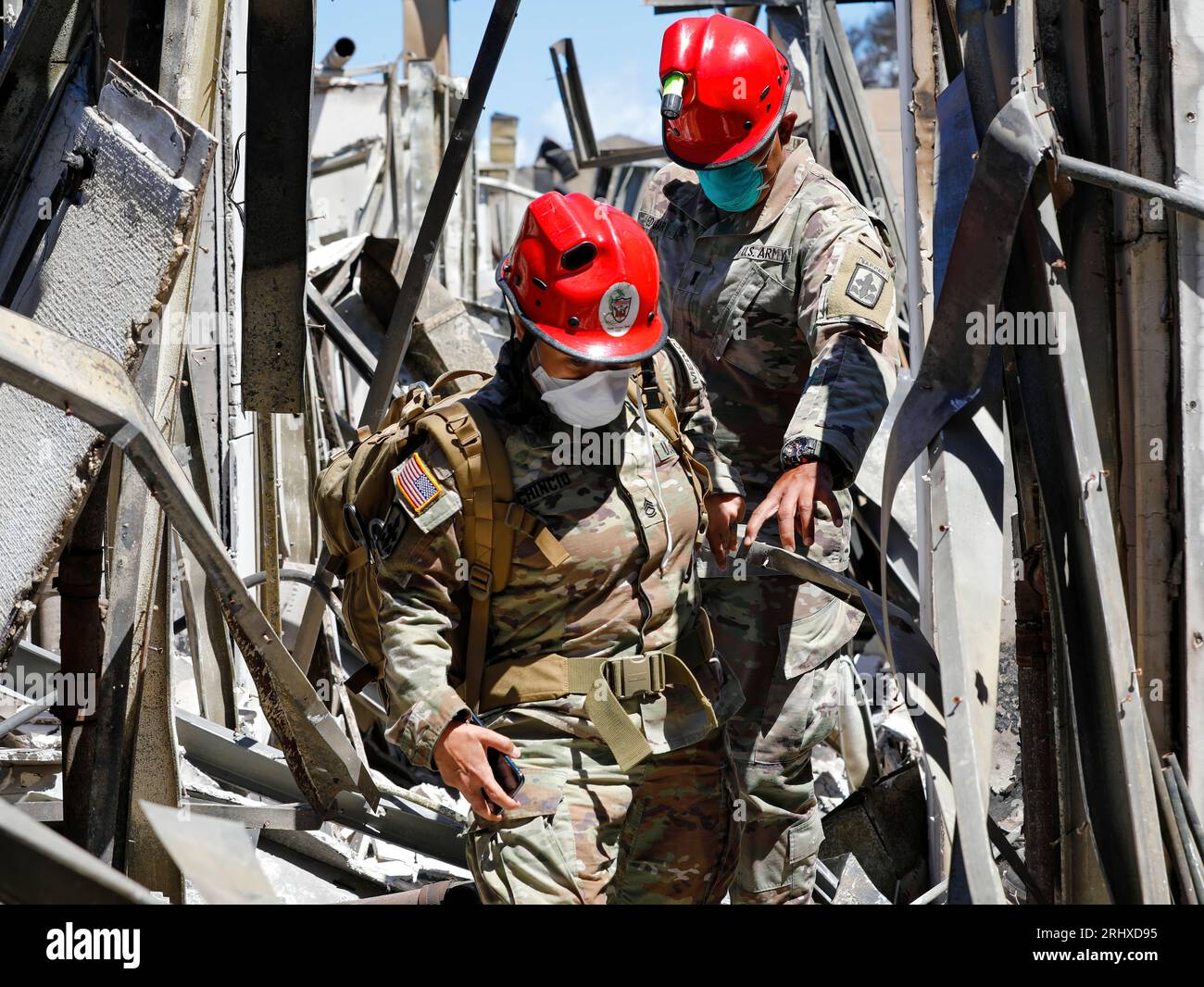 Les éléments de recherche, de sauvetage et de rétablissement de la Force opérationnelle interarmées 50 (JTF-50) mènent des opérations de recherche dans les zones endommagées par les feux de forêt à Lahaina, Maui, le 18 août 2023. Les membres de la JTF-50 de l'armée et de la Garde nationale aérienne d'Hawaï, de l'armée américaine en service actif et de la Réserve soutiennent activement les autorités du comté de Maui pour assurer la sécurité, la sûreté et le bien-être immédiats aux personnes touchées par les feux de forêt afin d'assurer un soutien indéfectible à la communauté de Maui et aux premiers intervenants. (Photo de la Garde nationale de l'armée américaine par SPC. Sean Walker) Banque D'Images Les éléments de recherche, de sauvetage et de rétablissement de la Force opérationnelle interarmées 50 (JTF-50) mènent des opérations de recherche dans les zones endommagées par les feux de forêt à Lahaina, Maui, le 18 août 2023. Les membres de la JTF-50 de l'armée et de la Garde nationale aérienne d'Hawaï, de l'armée américaine en service actif et de la Réserve soutiennent activement les autorités du comté de Maui pour assurer la sécurité, la sûreté et le bien-être immédiats aux personnes touchées par les feux de forêt afin d'assurer un soutien indéfectible à la communauté de Maui et aux premiers intervenants. (Photo de la Garde nationale de l'armée américaine par SPC. Sean Walker) Banque D'Images