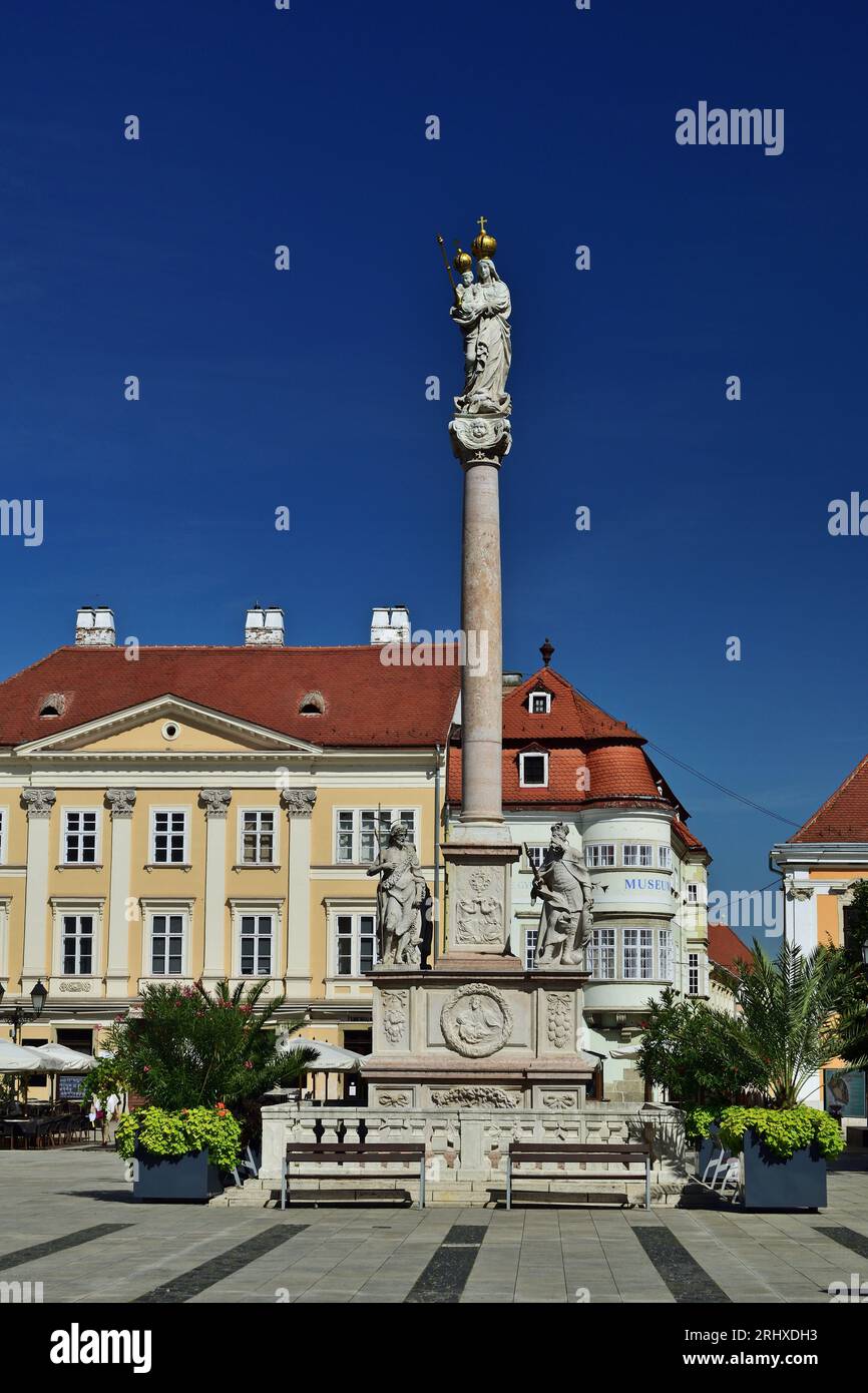 Colonne Sainte Marie dans le centre-ville baroque de Gyor, Hongrie, verticale Banque D'Images