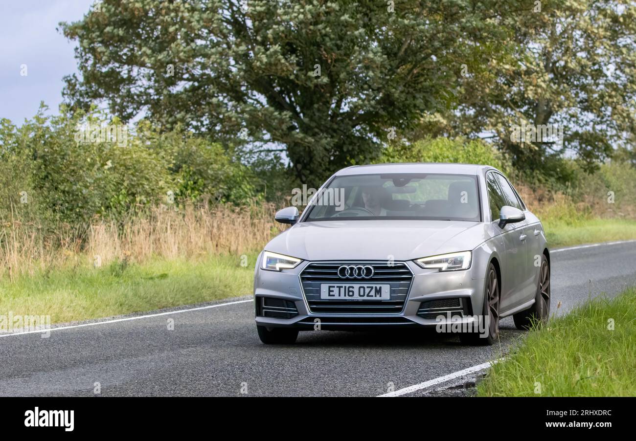 Woburn, Beds, UK - 19 août 2023 : 2016 Audi A4 voiture à moteur diesel voyageant sur une route de campagne anglaise. Banque D'Images