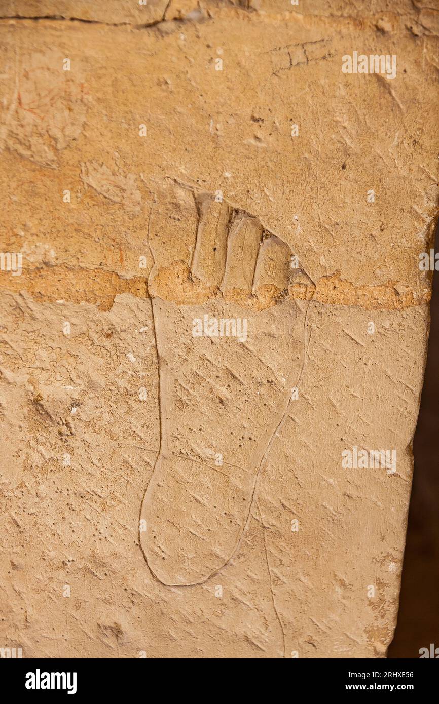 Égypte, Saqqara, tombe de Horemheb, mur ouest de la cour intérieure, graffiti sur une niche de statue. Banque D'Images