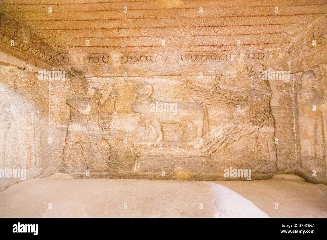 Nécropole de KOM el Shogafa, tombeau principal, pièce principale, niche droite, scène centrale : Pharao, taureau Apis et Isis ailé. Banque D'Images