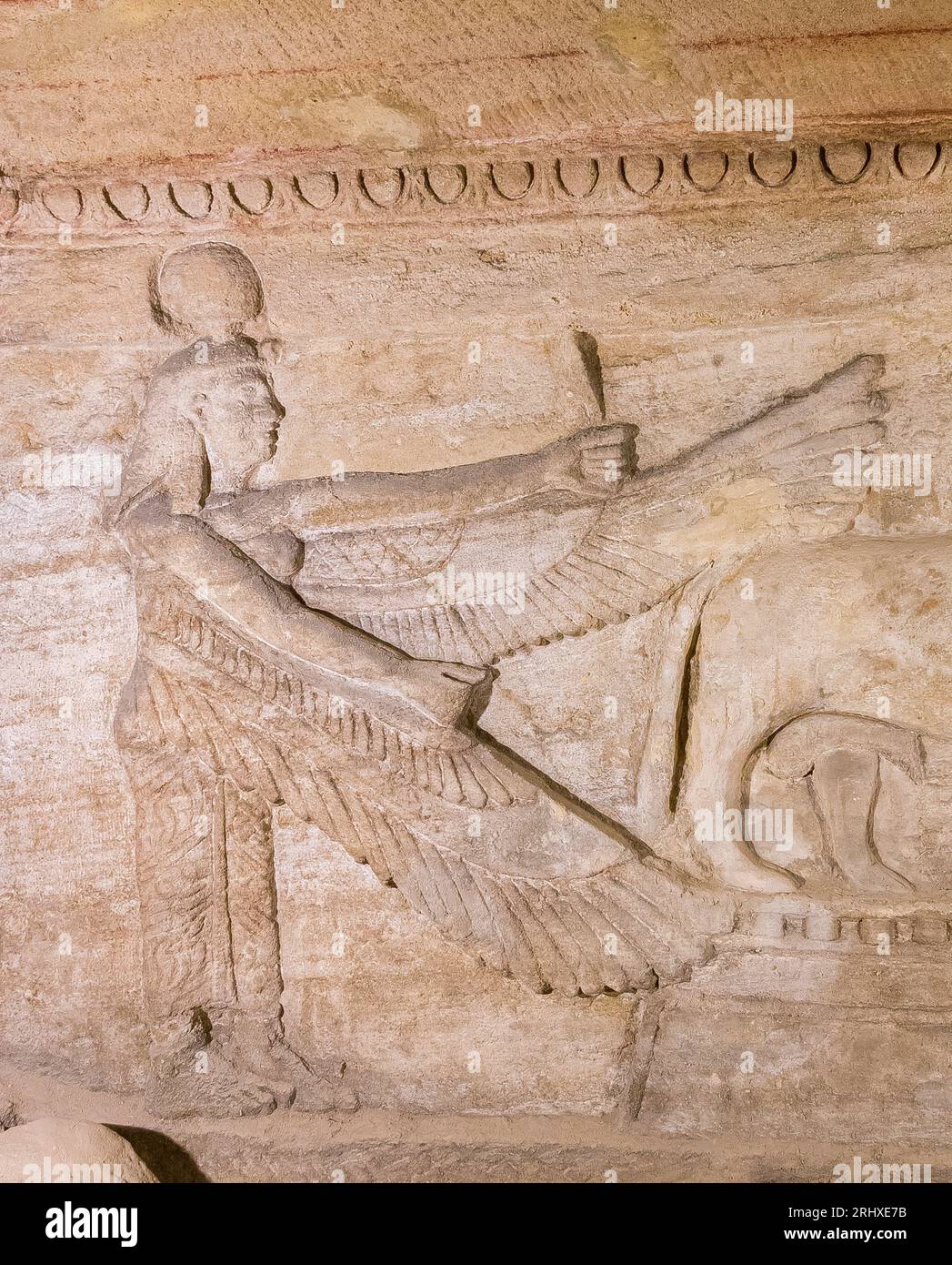 Nécropole de KOM el Shogafa, tombeau principal, pièce principale, niche gauche, scène centrale : Isis ailé. Banque D'Images