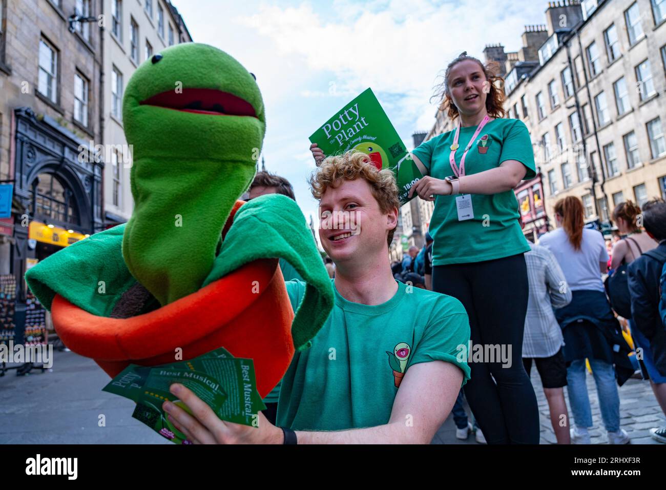 Édimbourg, Écosse, Royaume-Uni. 19 août 2023. Edinburgh Royal Mile très occupé pendant le Fringe Festival. Le beau temps du week-end a amené des milliers de visiteurs au Royal Mile à Édimbourg pour voir des animateurs de rue et découvrir l'atmosphère du festival. Iain Masterton/Alamy Live News Banque D'Images