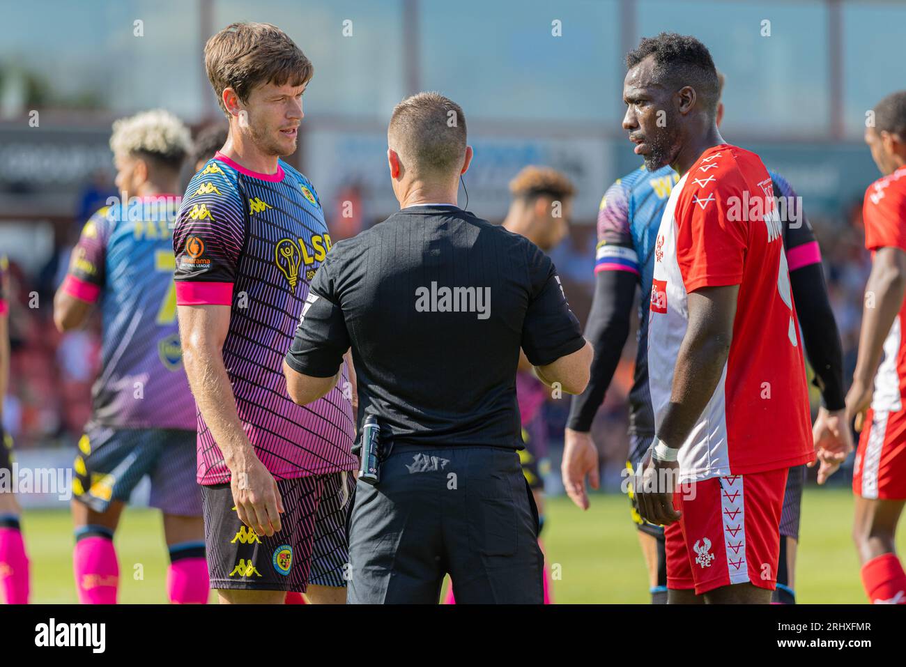 Aggborough Stadium, Kidderminster, Royaume-Uni, 19 août 2023, Kidderminster Harriers Amari Morgan-Smith a appelé à l'arbitre lors du match de la Ligue nationale Vanarama entre le Kidderminster Harriers FC et le Bromley FC qui s'est tenu au stade Aggborough de Kidderminster crédit : Nick Phipps/Alamy Live News Banque D'Images