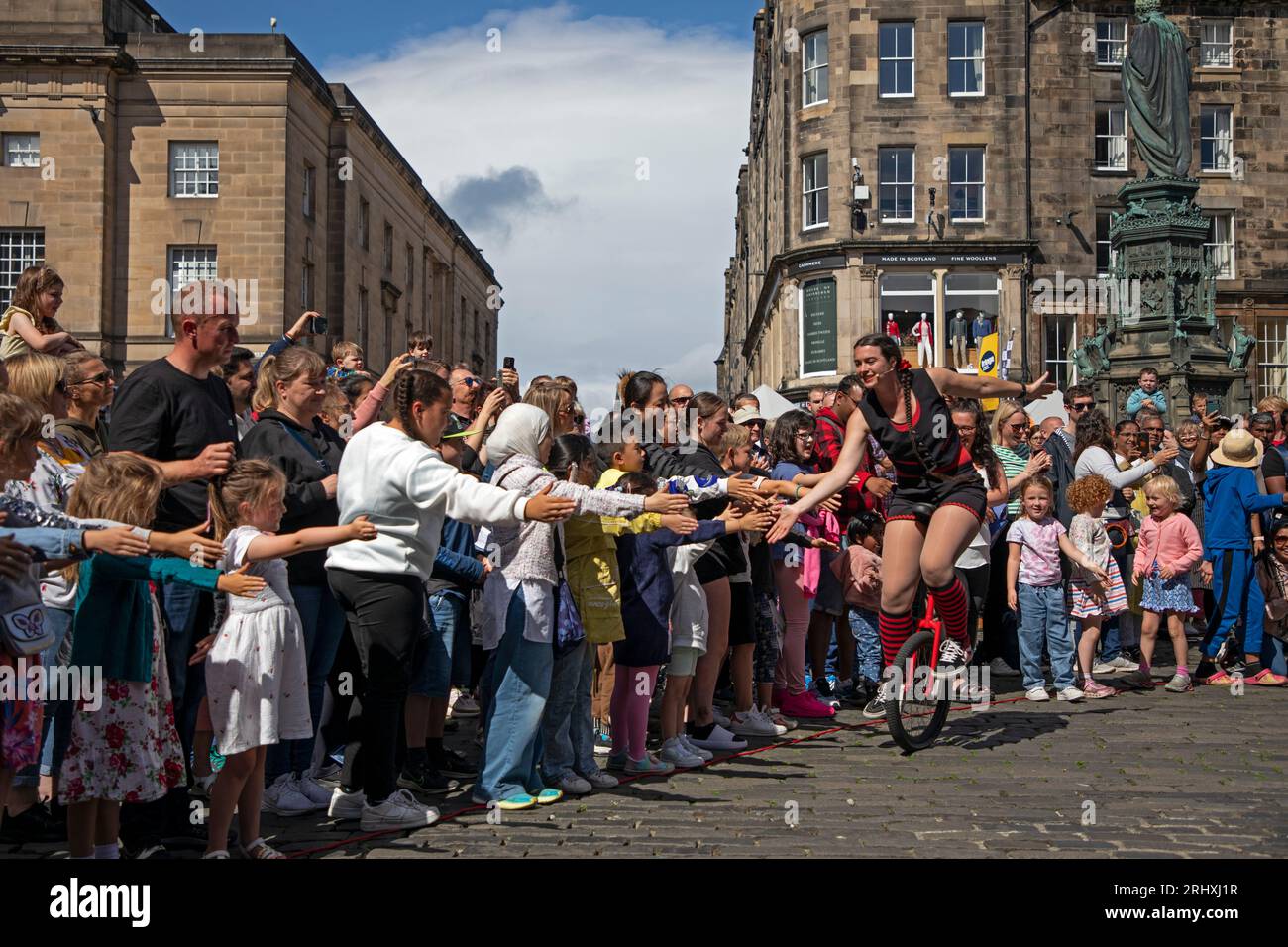 Royal Mile, Édimbourg, Écosse, Royaume-Uni 19 août 2023. Edinburgh Festival Fringe. Soleil sur le Royal Mile pour ce deuxième samedi. Photo : Street Peformer Luth une des dix femmes, divertissant un grand public à Parliament Square. Sur la photo : Street Peformer Luth d'Australie l'une des dix femmes de cette année Fringe, divertissant un grand public à Parliament Square. Crédit : Archwhite/alamy Live News. Banque D'Images