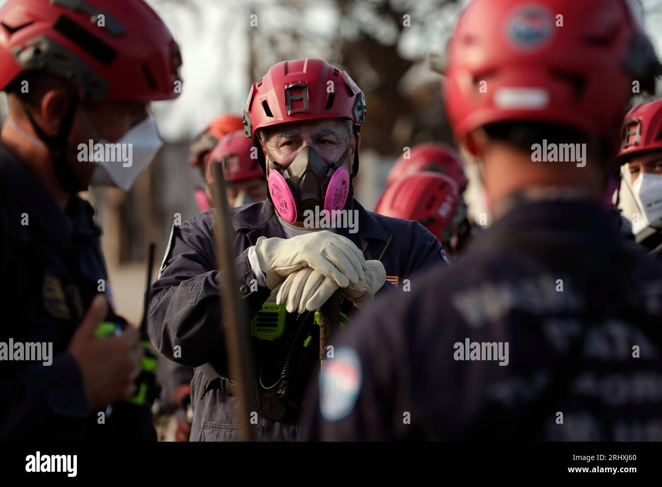 Les membres de l’équipe de recherche et sauvetage urbains de la Federal Emergency Management Agency se préparent à fouiller un quartier détruit par un incendie de forêt à Lahaina, Hawaii, le 17 août 2023. Photo CBP de Glenn Fawcett Banque D'Images