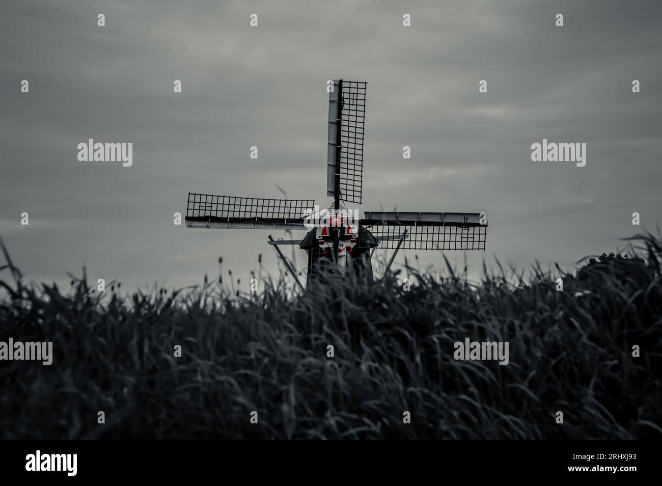 Moulin hollandais du 19e siècle, Eemskanaal, Groningue. Banque D'Images