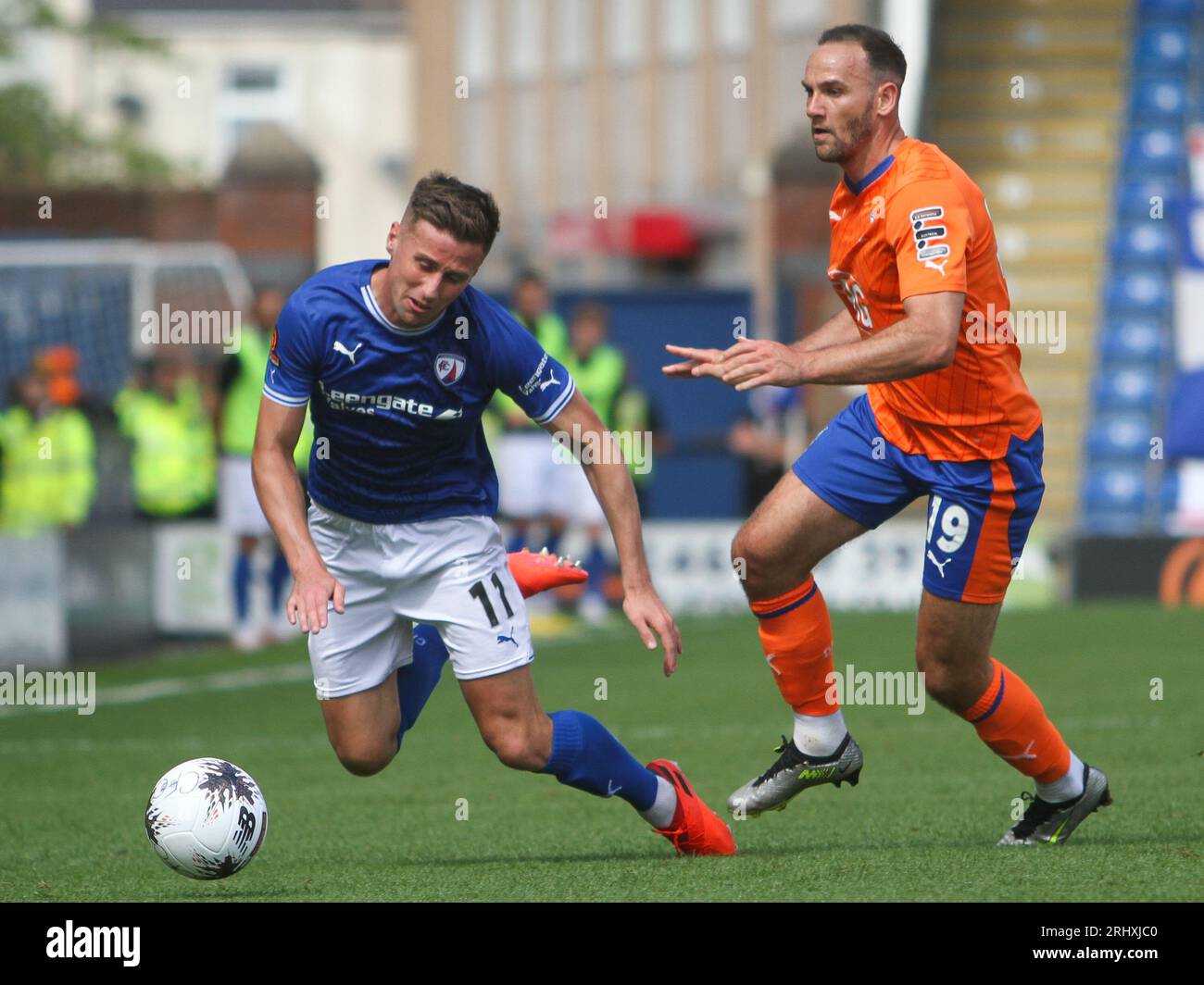 DaN Gardner (#19 Oldham Athletic) pousse Ryan Colclough (#11 Chesterfield FC) dans un match de Ligue nationale au technique Stadium de Chesterfield. Banque D'Images
