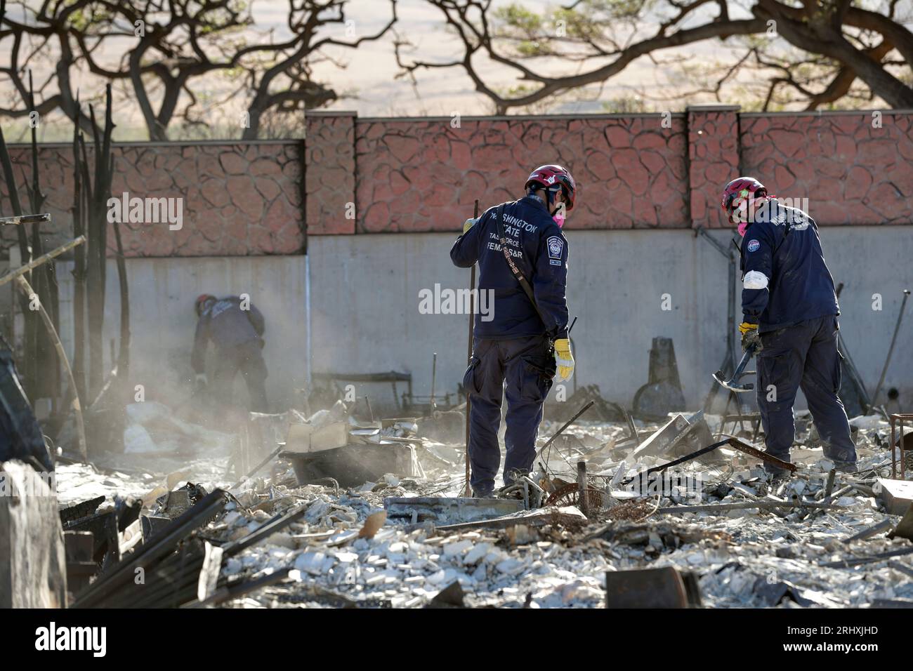 Les membres de l’équipe de recherche et de sauvetage urbaine de la Federal Emergency Management Agency parcourent un quartier détruit par un incendie de forêt à Lahaina, Hawaii, le 17 août 2023. Photo CBP de Glenn Fawcett Banque D'Images