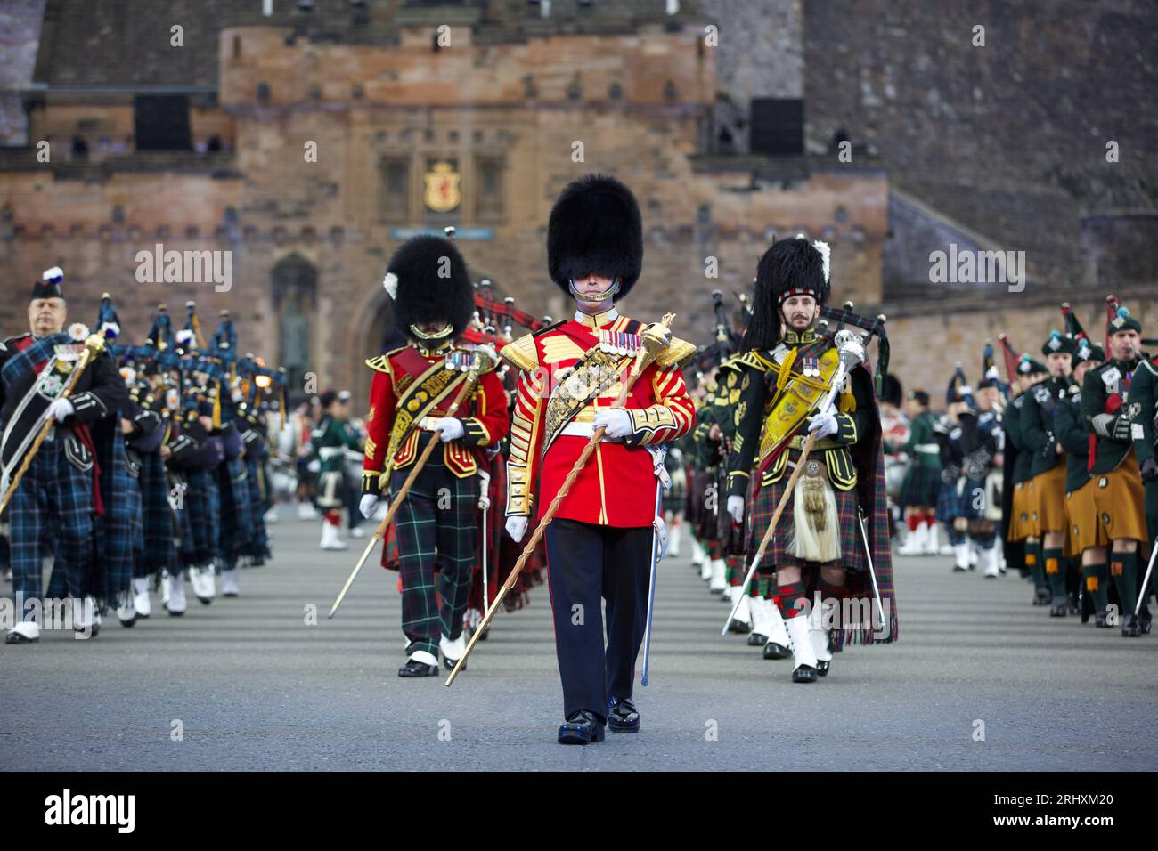 Edimbourg,. Royaume-Uni, 18 août 2023 : les Massed Pipes and Drums se produisent au Royal Edinburgh Military Tattoo au château. Photo : Terry Murden DBMS / Alamy Banque D'Images