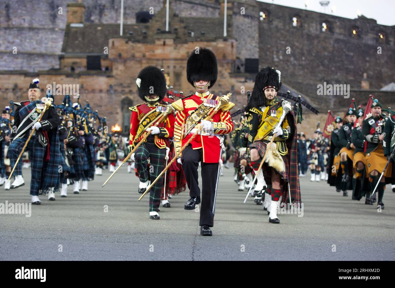 Edimbourg,. Royaume-Uni, 18 août 2023 : les Massed Pipes and Drums se produisent au Royal Edinburgh Military Tattoo au château. Photo : Terry Murden DBMS / Alamy Banque D'Images