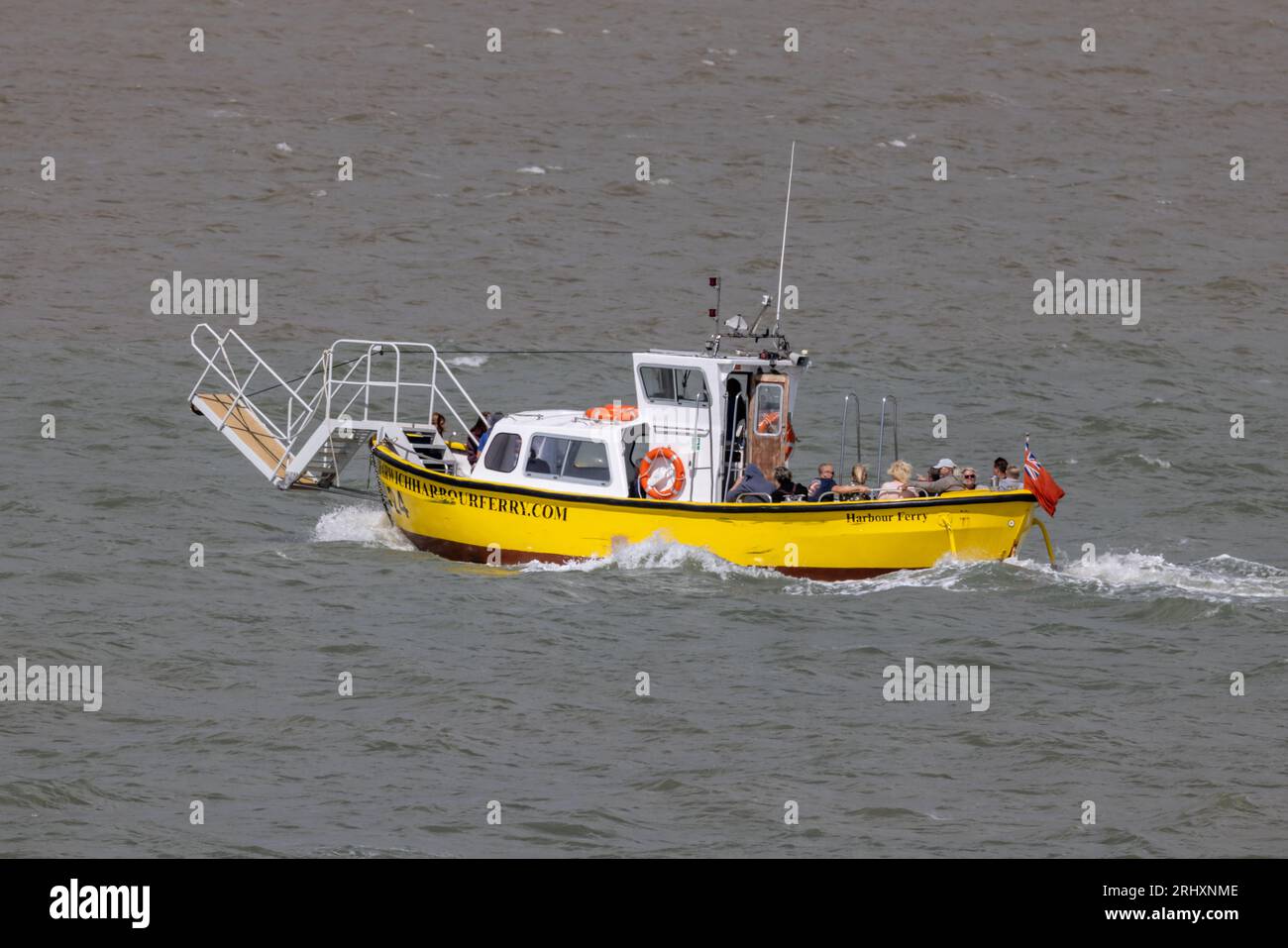 Ferry de Felixstowe à Harwich - MMSI : 235097896 - ferry de passagers entre Suffolk et Essex qui va du point de vue de Felixstowe par Landguard point Banque D'Images