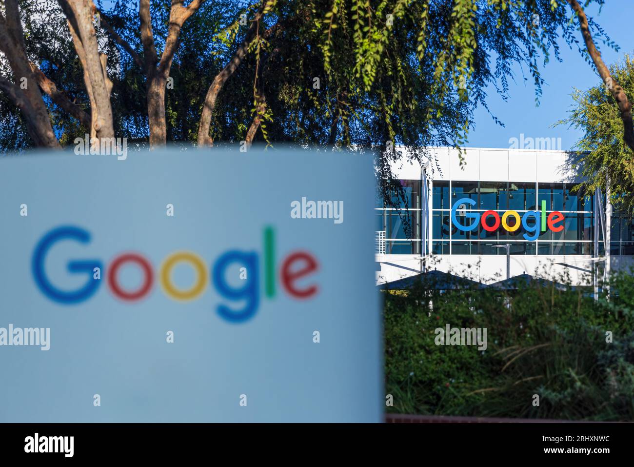 MOUNTAIN VIEW, CALIFORNIE, USA - 17 AOÛT 2023 : le logo Google vu au siège de Google. Banque D'Images