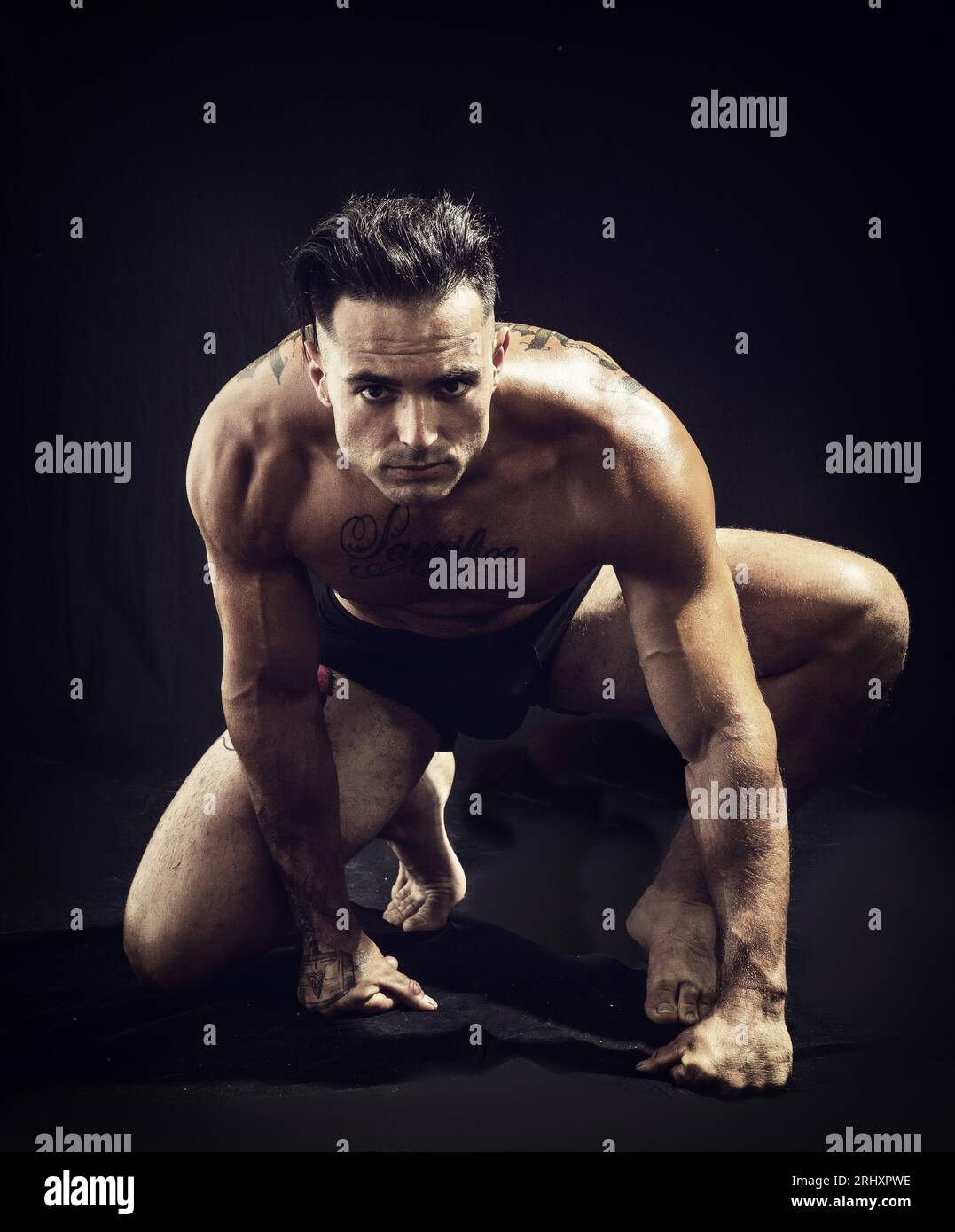 Photo d'un homme avec un tatouage sur la poitrine faisant des pompes Banque D'Images