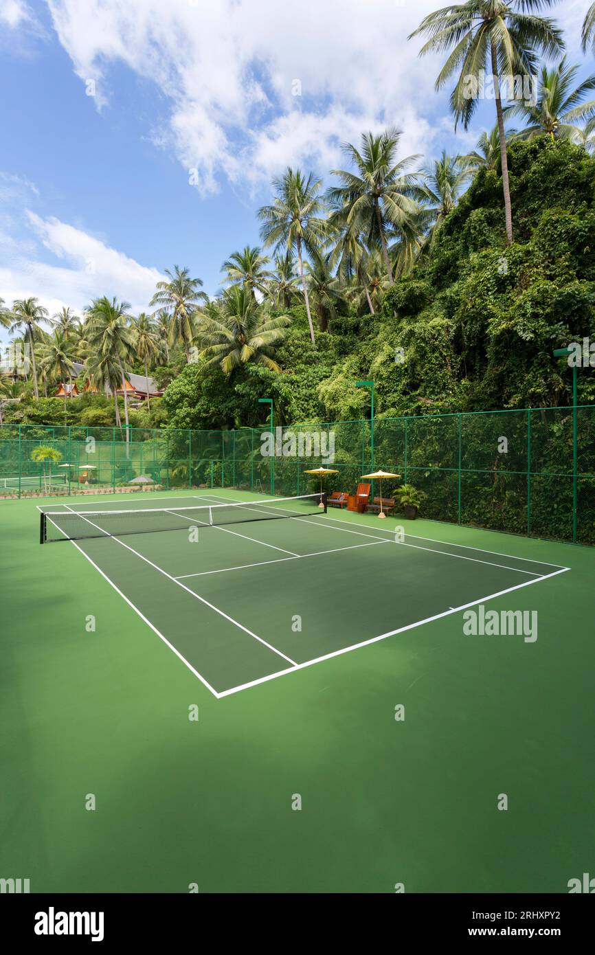Phuket, Thaïlande - 1 décembre 2018 : court de tennis extérieur à l'hôtel de luxe Amanpuri situé à Phuket, Thaïlande. Banque D'Images
