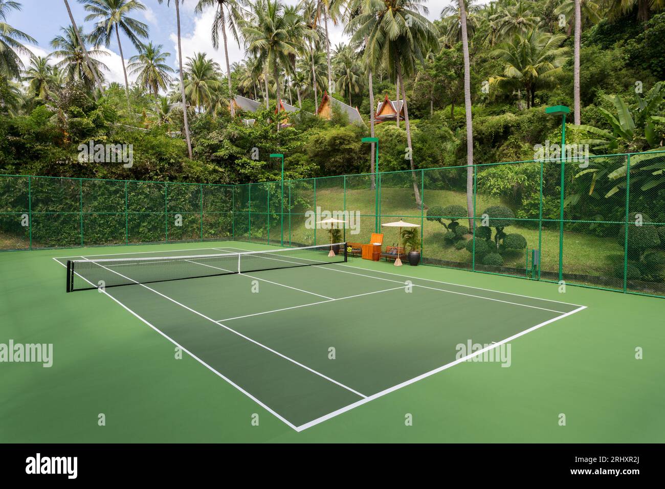 Phuket, Thaïlande - 1 décembre 2018 : court de tennis extérieur à l'hôtel de luxe Amanpuri situé à Phuket, Thaïlande. Banque D'Images