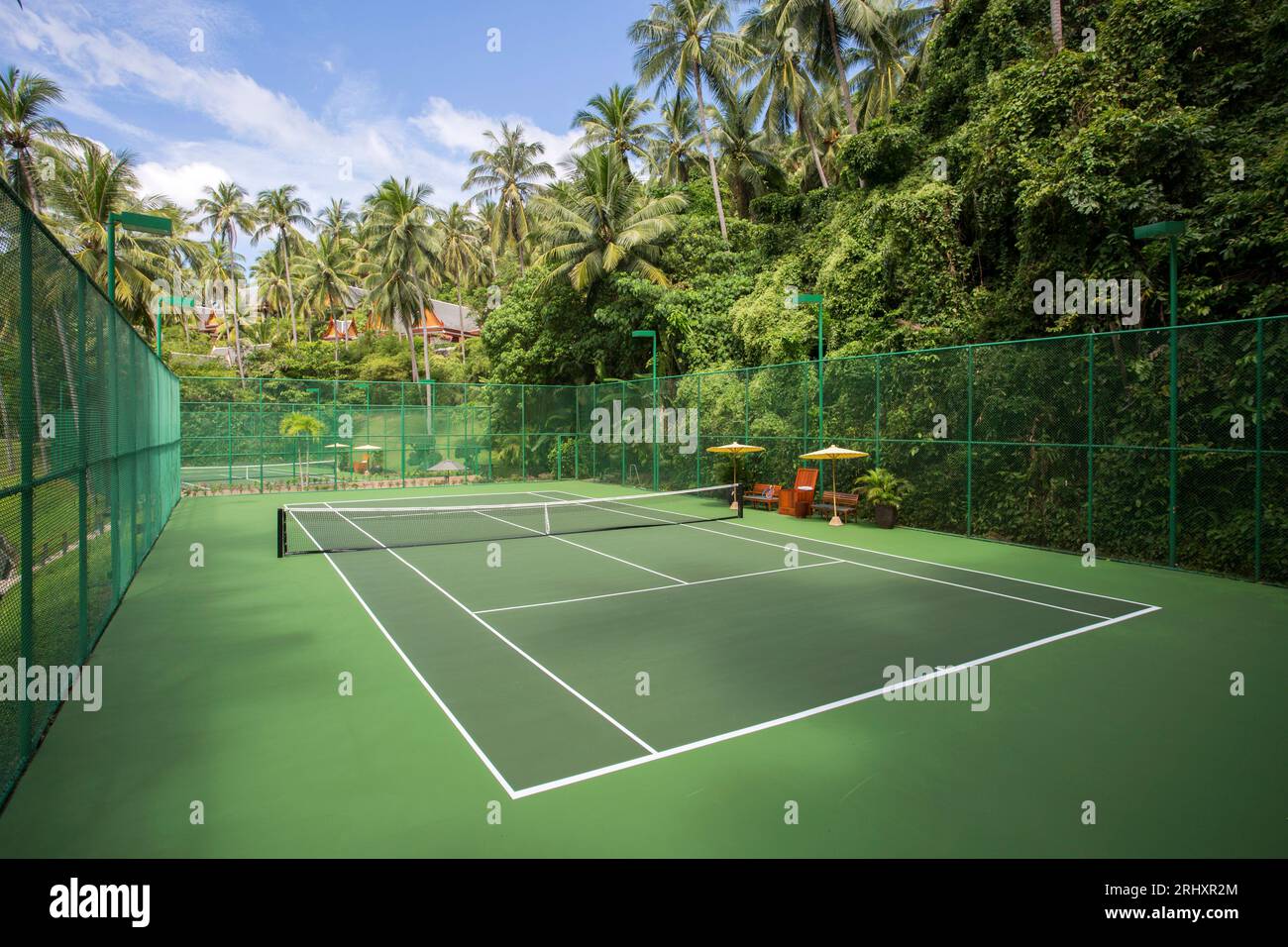 Phuket, Thaïlande - 1 décembre 2018 : court de tennis extérieur à l'hôtel de luxe Amanpuri situé à Phuket, Thaïlande. Banque D'Images