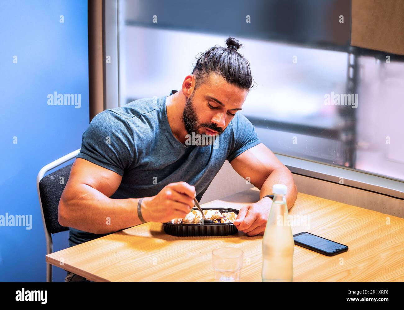 Photo d'un homme profitant d'un délicieux repas à une table Banque D'Images