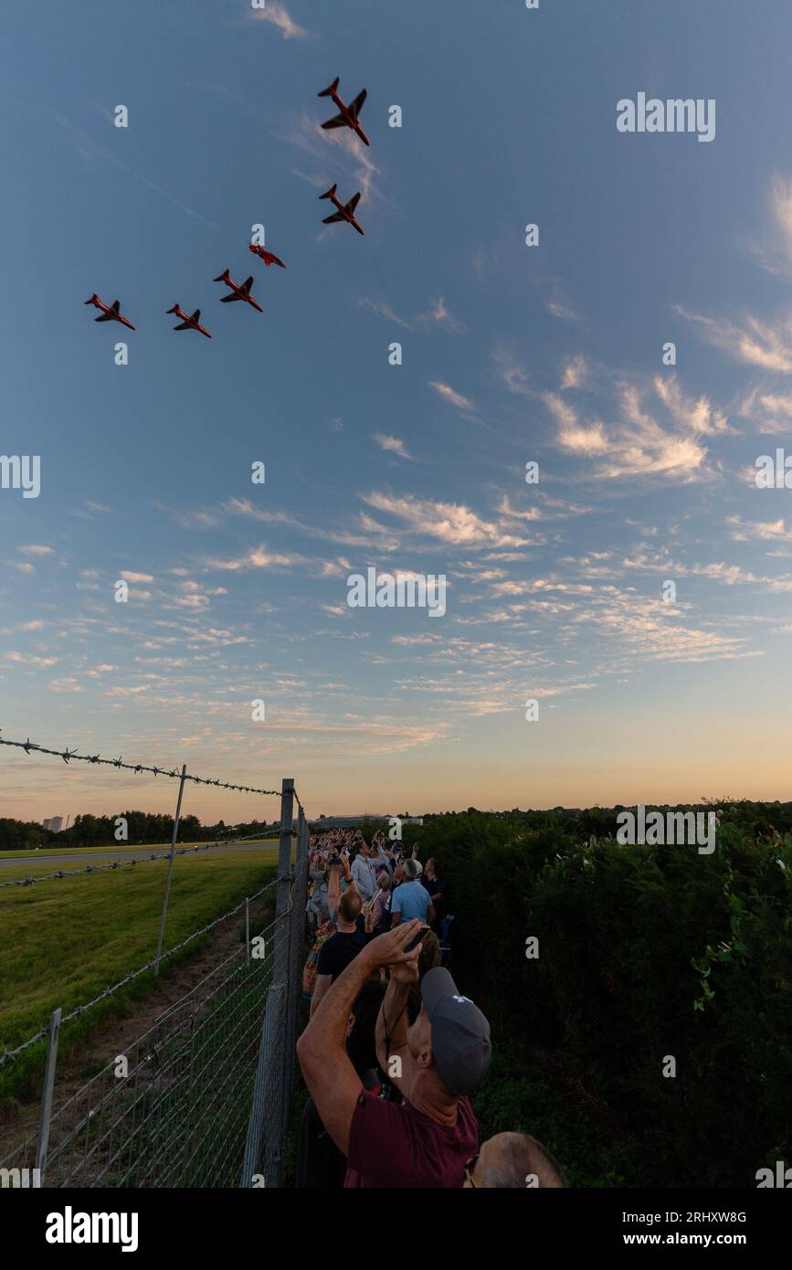 Aéroport de Londres Southend, Essex, Royaume-Uni. 19 août 2023. Les avions Red Arrows de la Royal Air Force utilisent l’aéroport civil relativement calme de l’Essex pour participer aux spectacles aériens en bord de mer de ce week-end à Eastbourne et Folkestone. Les jets sont arrivés dans la soirée, avec un grand nombre de personnes qui se sont révélées les paraître, emballés autour de la clôture du périmètre de l’aéroport. Après avoir manqué les engagements de mercredi et jeudi en raison d’un problème technique, l’équipe s’est présentée à Eastbourne vendredi et samedi avant leur arrivée à Southend Banque D'Images