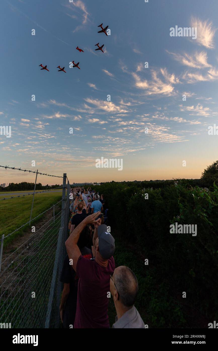 Aéroport de Londres Southend, Essex, Royaume-Uni. 19 août 2023. Les avions Red Arrows de la Royal Air Force utilisent l’aéroport civil relativement calme de l’Essex pour participer aux spectacles aériens en bord de mer de ce week-end à Eastbourne et Folkestone. Les jets sont arrivés dans la soirée, avec un grand nombre de personnes qui se sont révélées les paraître, emballés autour de la clôture du périmètre de l’aéroport. Après avoir manqué les engagements de mercredi et jeudi en raison d’un problème technique, l’équipe s’est présentée à Eastbourne vendredi et samedi avant leur arrivée à Southend Banque D'Images