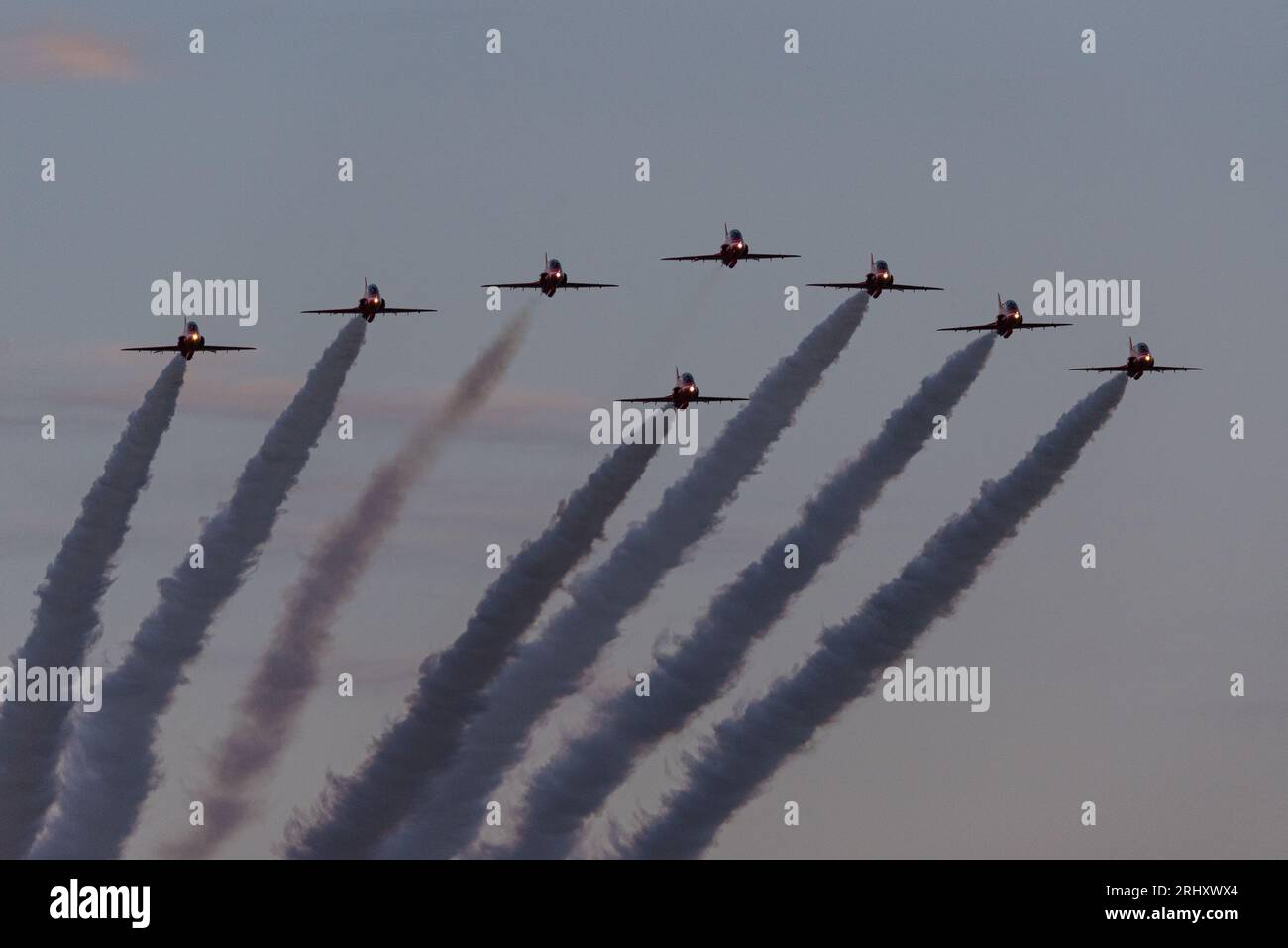Aéroport de Londres Southend, Essex, Royaume-Uni. 19 août 2023. Les avions Red Arrows de la Royal Air Force utilisent l’aéroport civil relativement calme de l’Essex pour participer aux spectacles aériens en bord de mer de ce week-end à Eastbourne et Folkestone. Les jets sont arrivés dans la soirée. Après avoir manqué les engagements de mercredi et jeudi en raison d’un problème technique, l’équipe s’est présentée à Eastbourne vendredi et samedi avant leur arrivée à Southend Banque D'Images