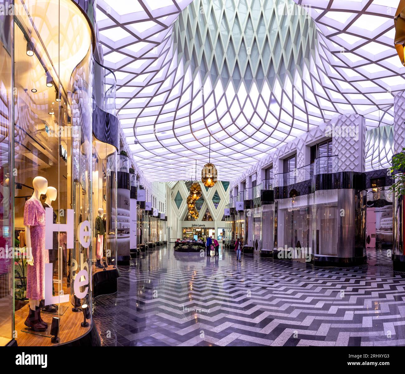 VICTORIA GATE, LEEDS, ROYAUME-UNI - 14 AOÛT 2023. L'intérieur moderne du centre commercial Victoria Gate dans le centre-ville de Leeds avec soutien-gorge exclusif et luxueux Banque D'Images