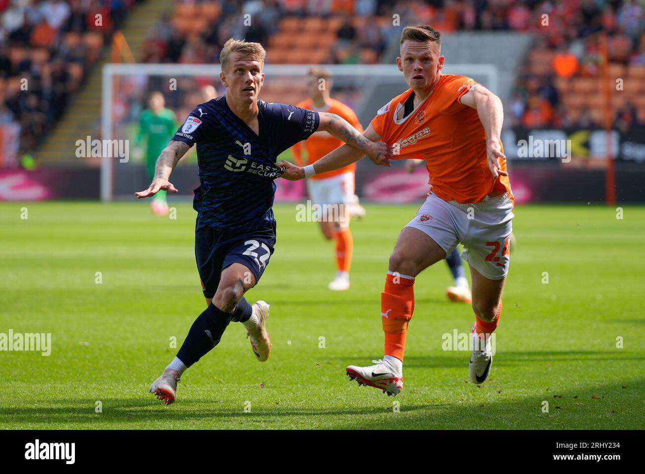 Blackpool, Royaume-Uni. 19 août 2023. Ethan Galbraith #22 de Leyton Orient Tussles avec Andy Lyons #24 de Blackpool lors du match Sky Bet League 1 Blackpool vs Leyton Orient à Bloomfield Road, Blackpool, Royaume-Uni, le 19 août 2023 (photo Steve Flynn/News Images) à Blackpool, Royaume-Uni le 8/19/2023. (Photo Steve Flynn/News Images/Sipa USA) crédit : SIPA USA/Alamy Live News Banque D'Images