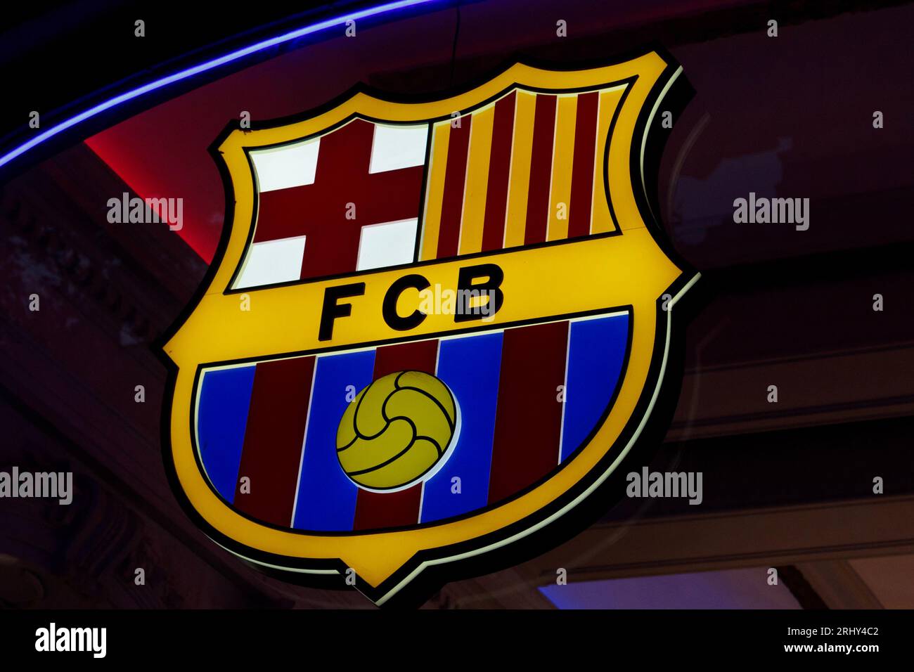Barcelone, Espagne - 09 août 2023 : magasin officiel du FC Barcelone présentant le logo emblématique du célèbre club de football. Banque D'Images